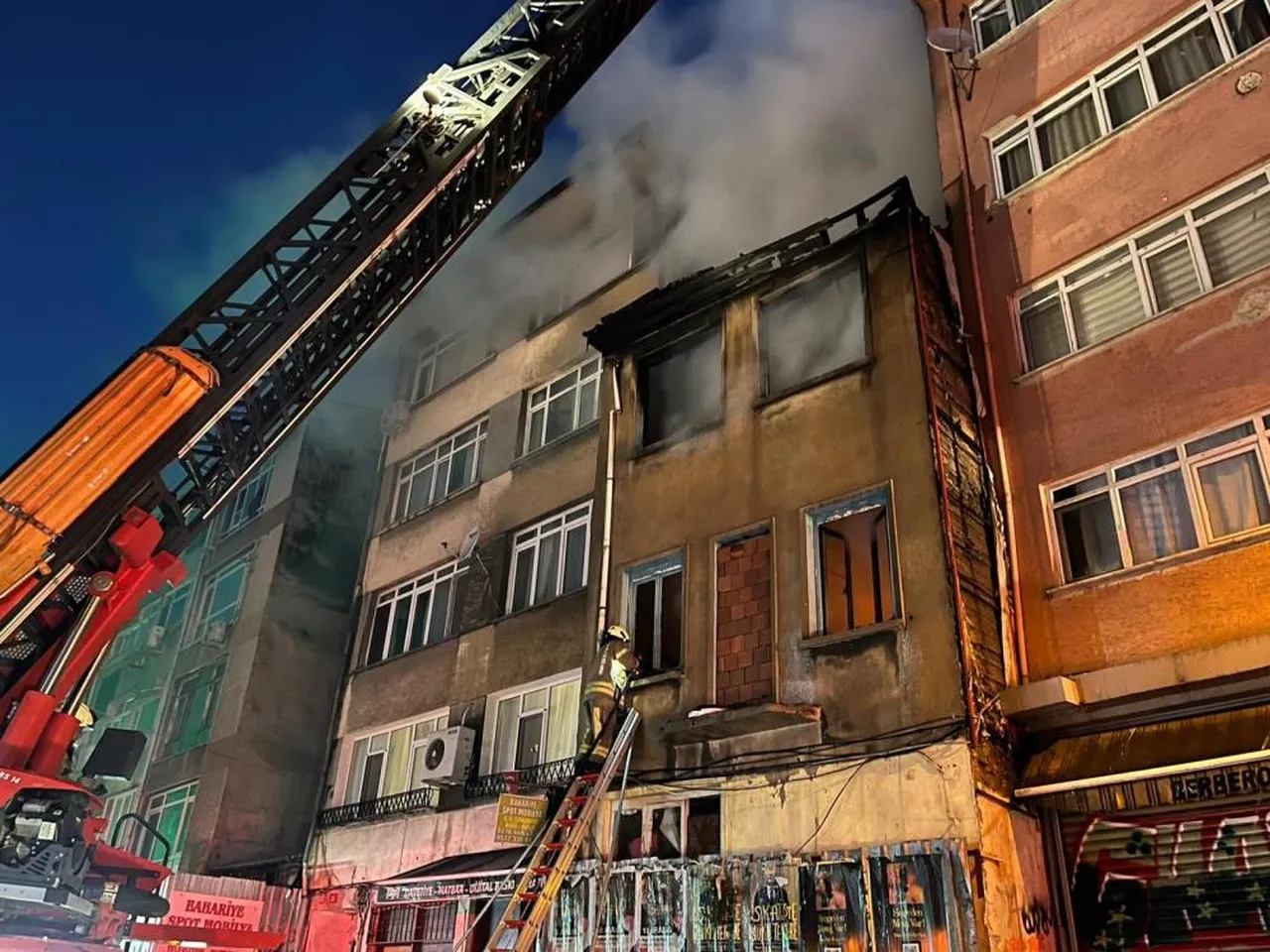 Kadıköyde metruk binada yangın! Pencereden atlayan kişi ağır yaralandı