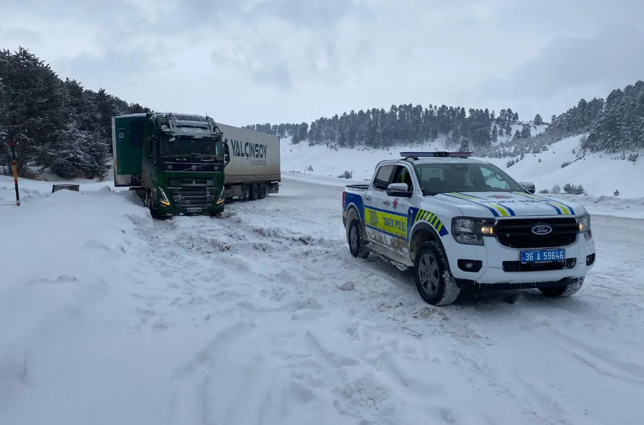 Kar Kars'ı çevreledi! Şehirde çok sayıda yol trafiğe kapatıldı