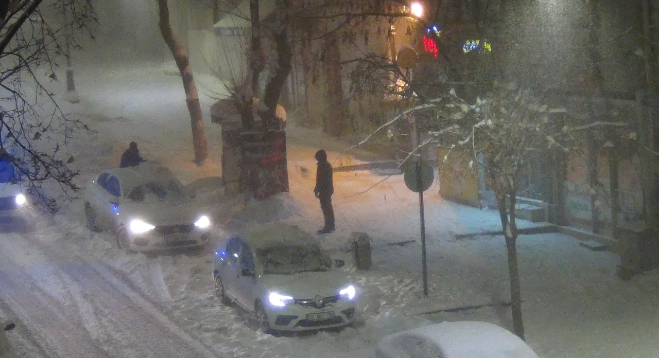 Kar Karsı çevreledi! Şehirde çok sayıda yol trafiğe kapatıldı