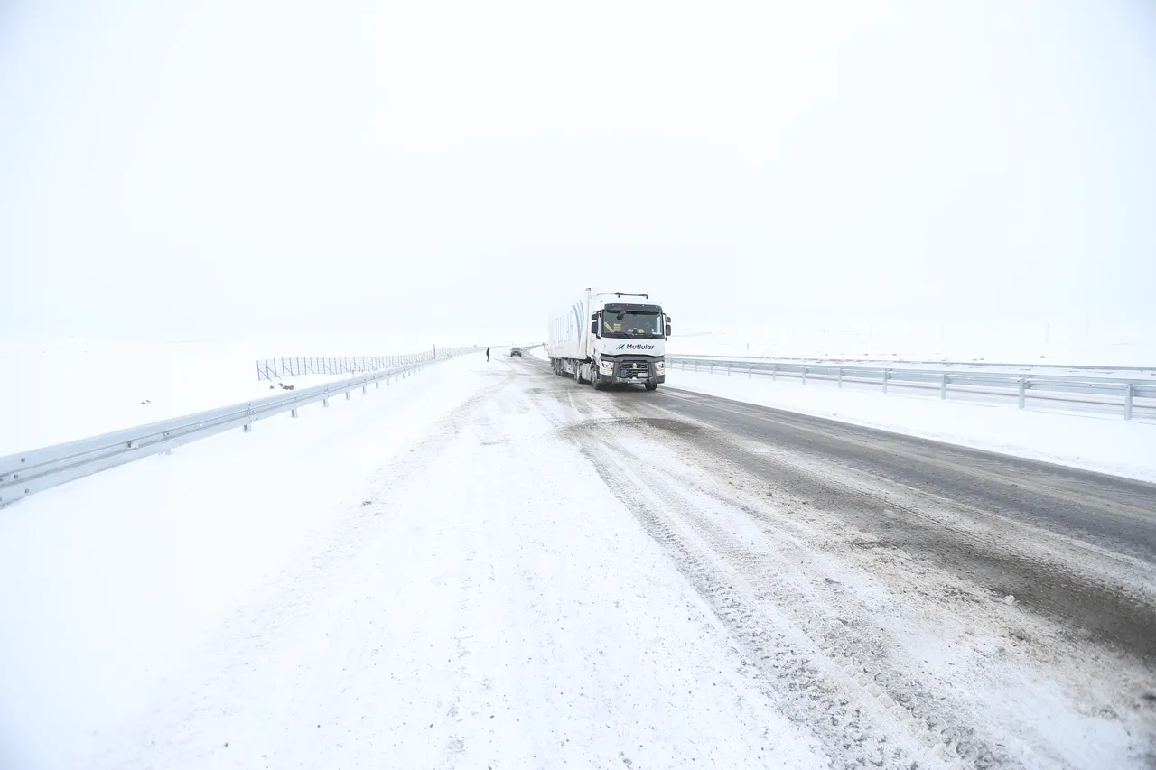 Kar Karsı çevreledi! Şehirde çok sayıda yol trafiğe kapatıldı