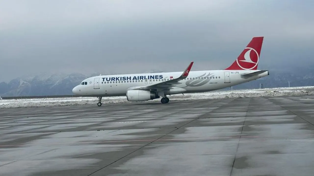 Kar yağışı engel olmuştu! Şırnak'a 3 gün sonra ilk uçak indi