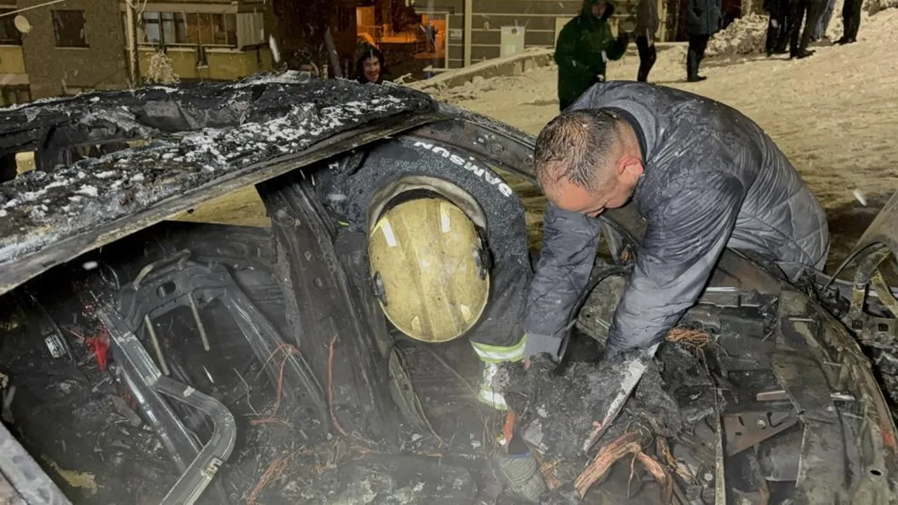 Karda yanan otomobil kül oldu! Sürücü altın ve paralarının peşine düştü