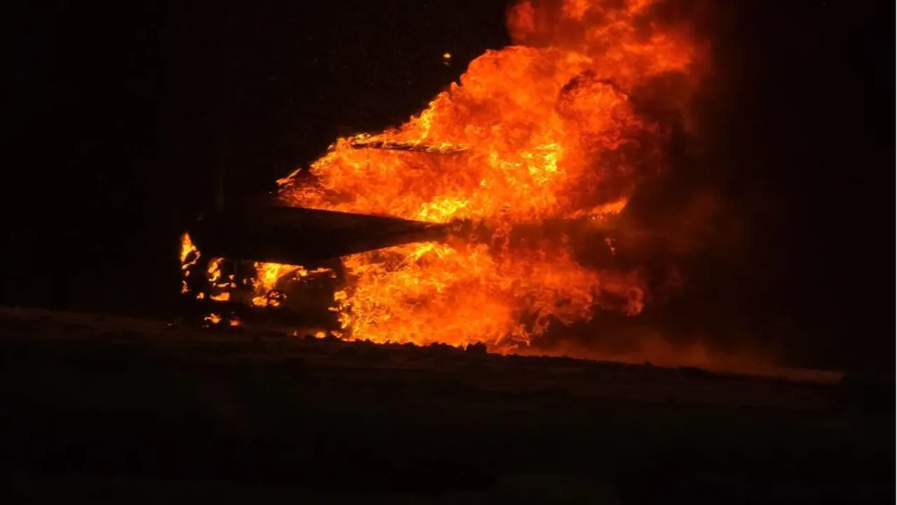 Karda yanan otomobil kül oldu! Sürücü altın ve paralarının peşine düştü