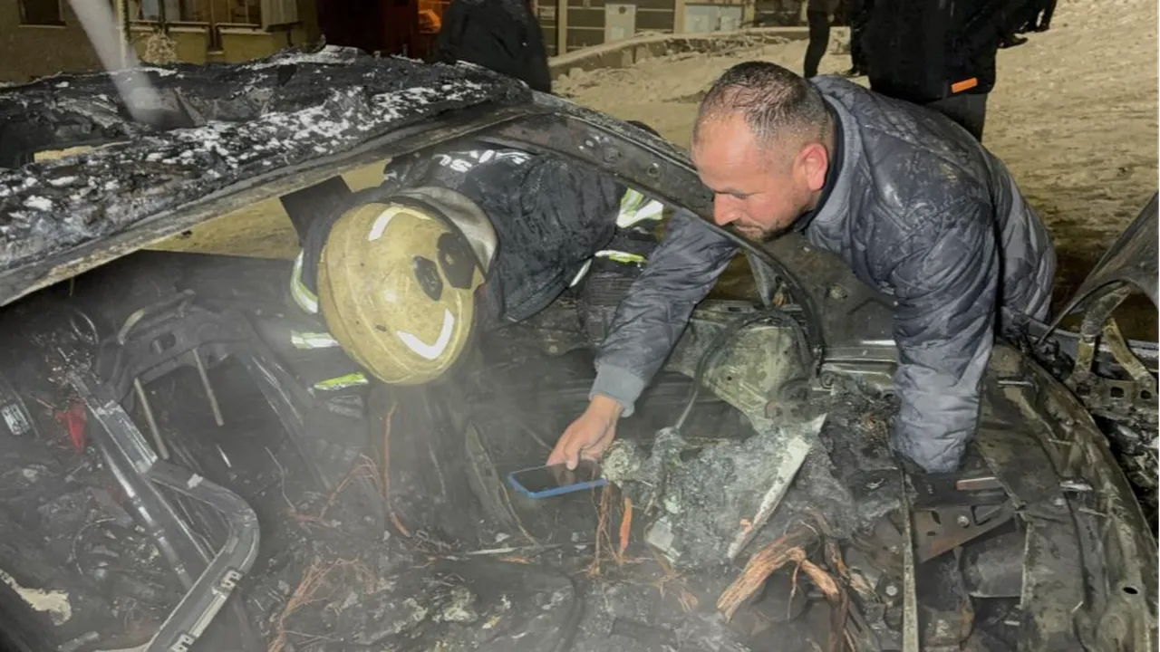 Karda yanan otomobil kül oldu! Sürücü altın ve paralarının peşine düştü