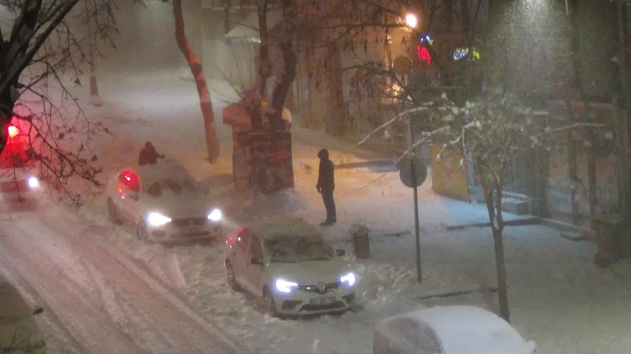 Kars'ta göz gözü görmüyor! Yollar kapandı, valilikten hayati uyarı var