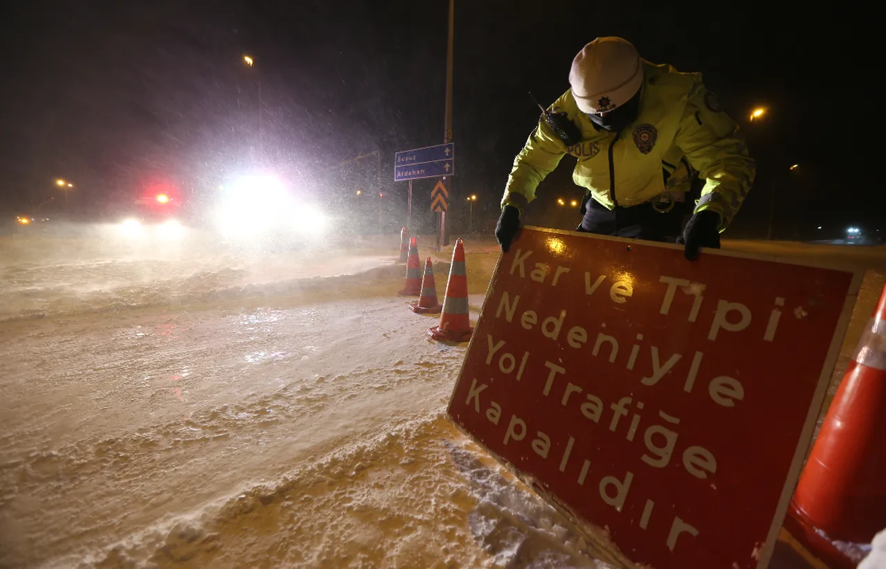 Karsta göz gözü görmüyor! Yollar kapandı, valilikten hayati uyarı var