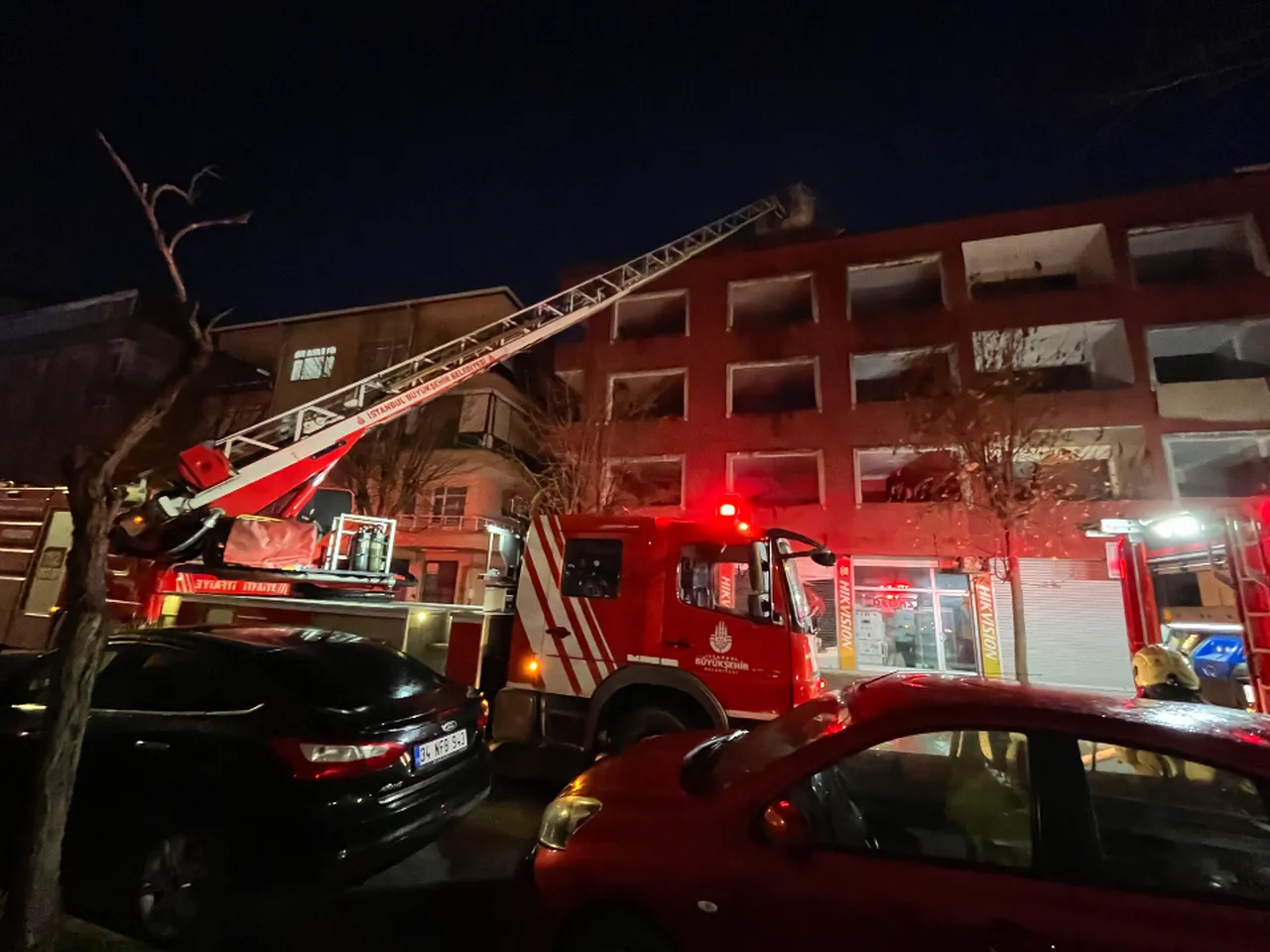 Küçükçekmece’de kentsel dönüşümdeki binada korkutan yangın