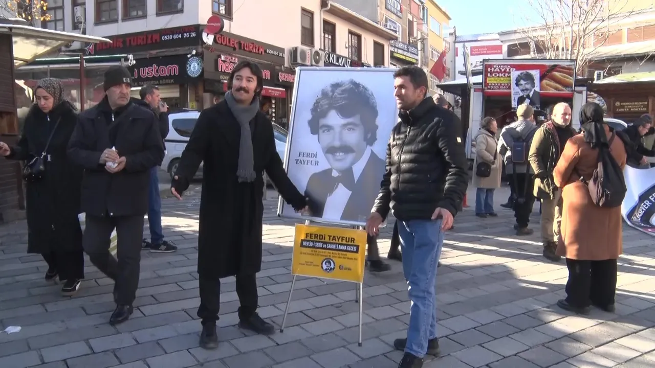 Lokma ve şarkılarla Ferdi Tayfur anıldı, hayranları efsane sanatçıyı yad etti