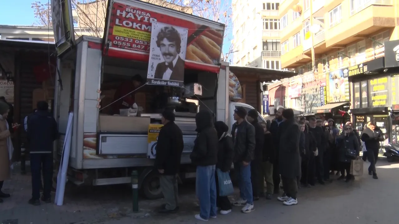 Lokma ve şarkılarla Ferdi Tayfur anıldı, hayranları efsane sanatçıyı yad etti