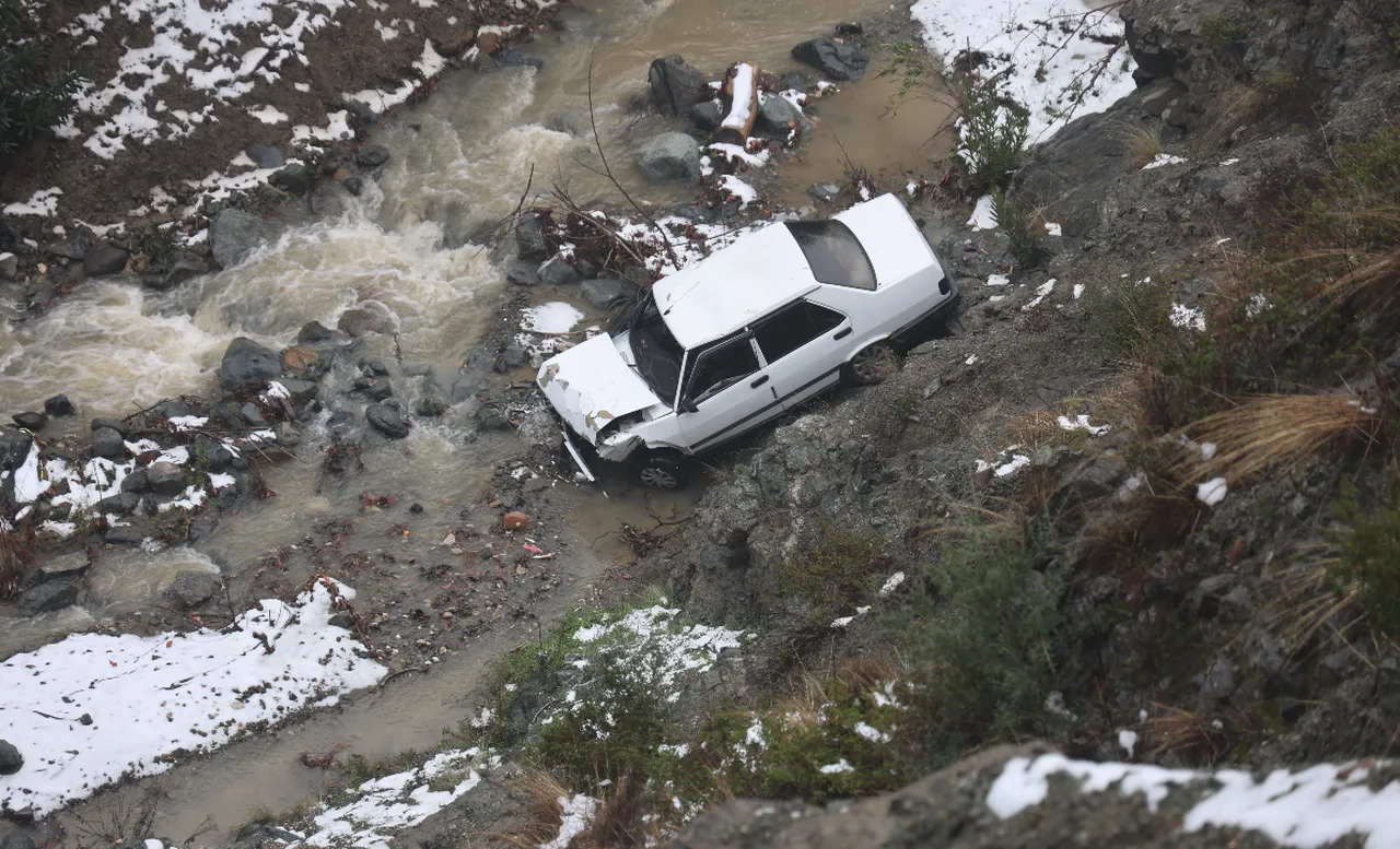 Metrelerce yükseklikteki uçurumdan dereye uçtu! Tek hamleyle hayatta kaldı