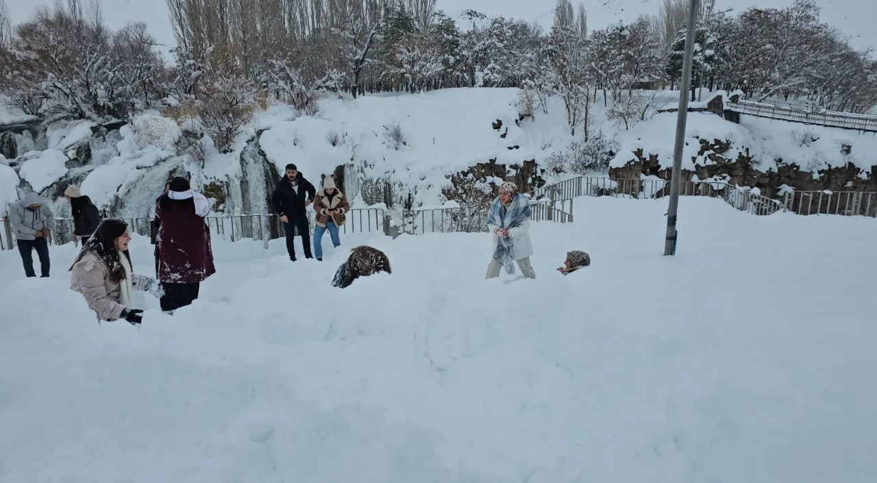 Muradiye Şelalesi kış manzarasıyla ziyaretçilerini ağırlıyor