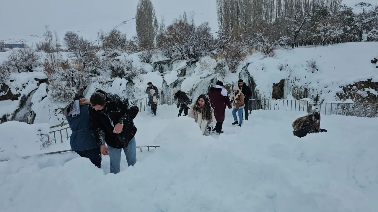 Muradiye Şelalesi kış manzarasıyla ziyaretçilerini ağırlıyor