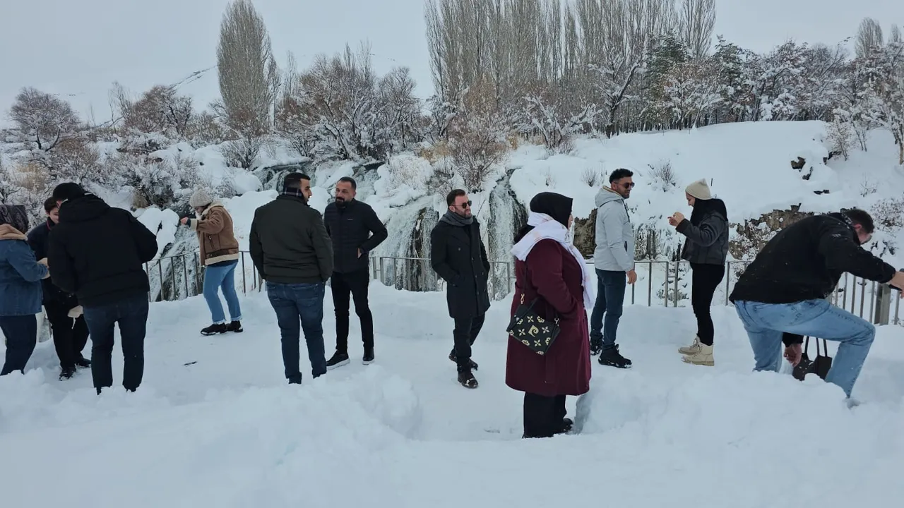 Muradiye Şelalesi kış manzarasıyla ziyaretçilerini ağırlıyor