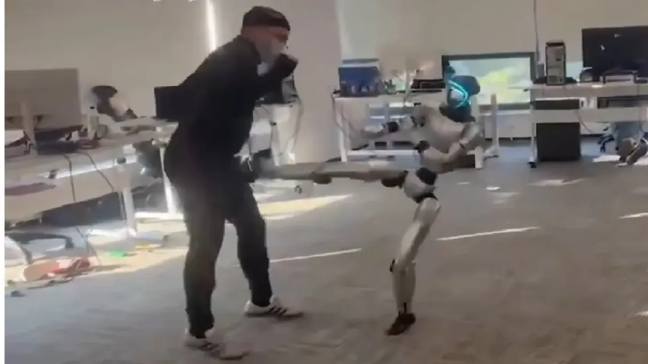 Robot kontrolden çıkarak sahibine pata küte daldı!