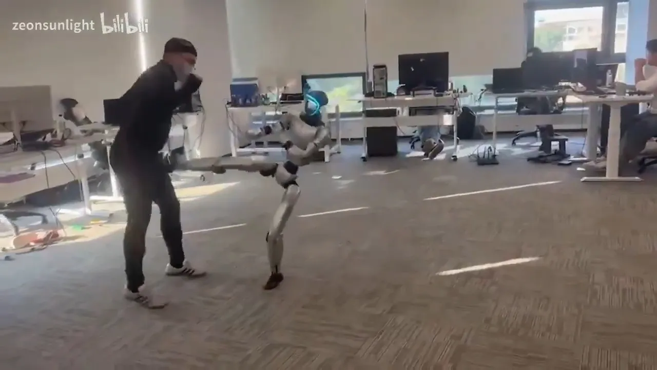 Robot kontrolden çıkarak sahibine pata küte daldı!