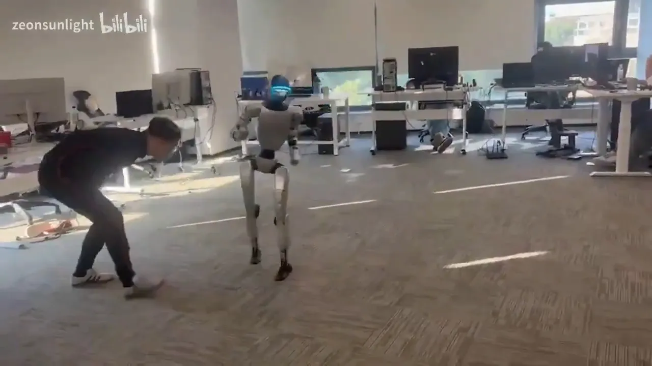 Robot kontrolden çıkarak sahibine pata küte daldı!