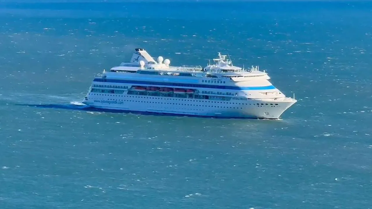 Rus turistlere fırtına engeli! 950 yolcu taşıyan gemi rota değiştirdi