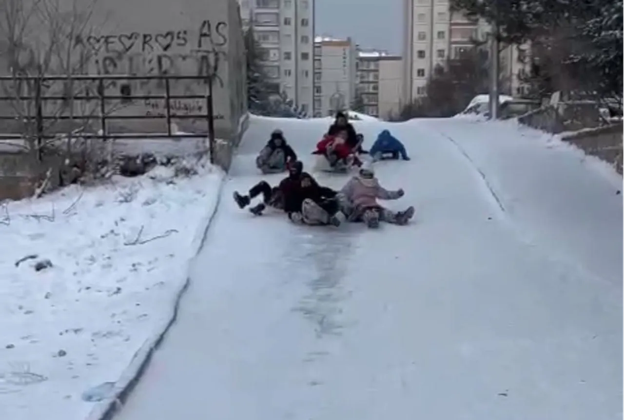 Tepsiyi alan sokağa koştu! Karın keyfini yine çocuklar sürdü