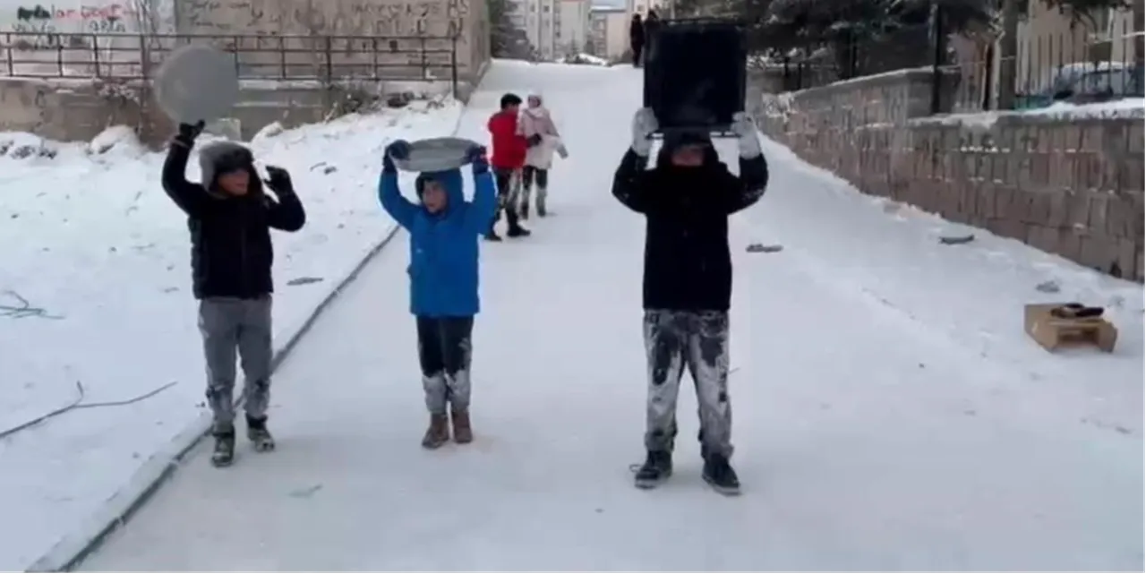 Tepsiyi alan sokağa koştu! Karın keyfini yine çocuklar sürdü