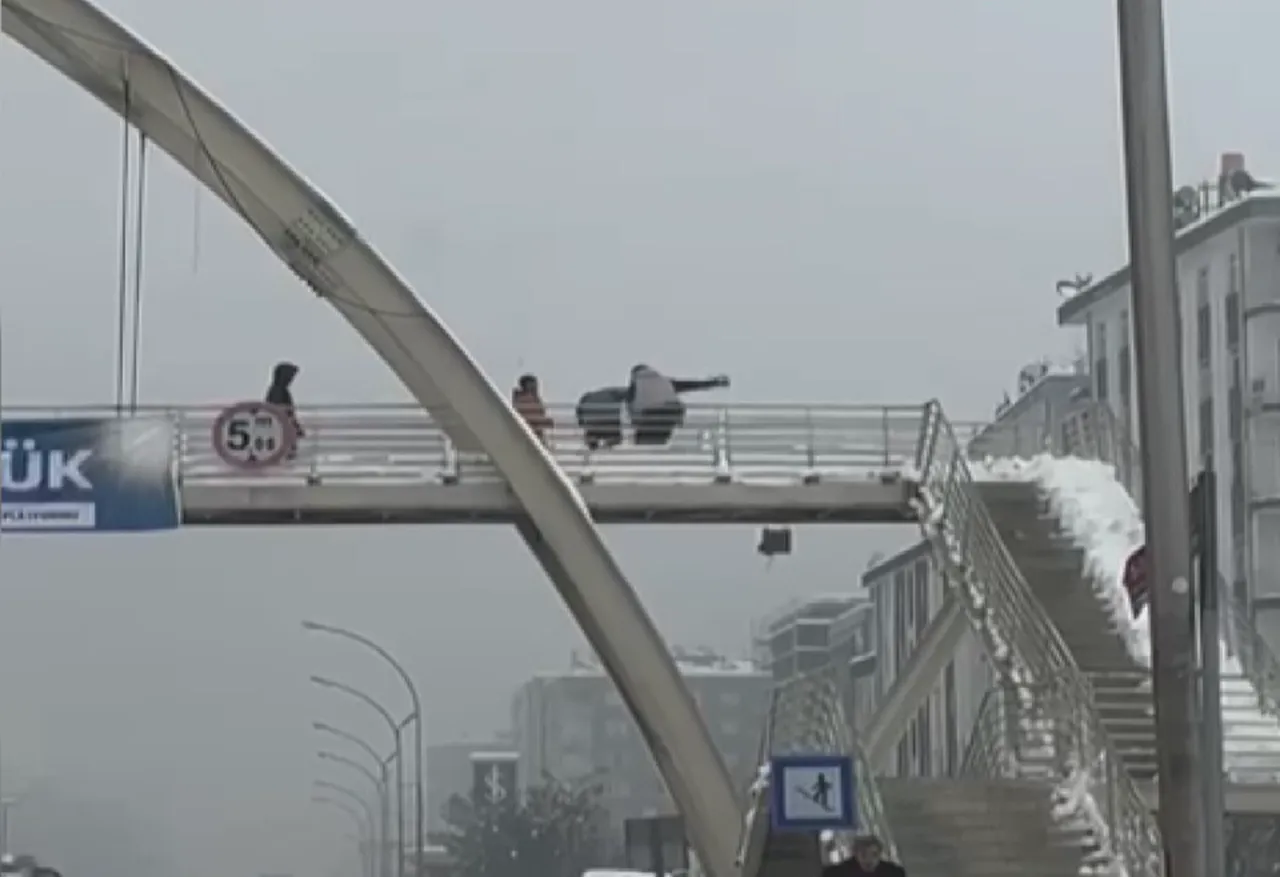 Üst geçitte çocukları öldüresiye dövdü! Diyarbakır'da kan donduran görüntüler