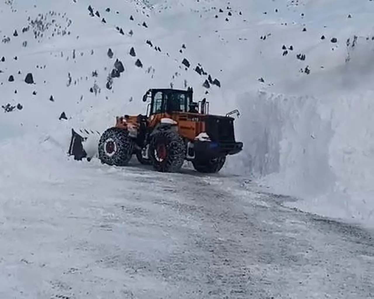 Van Çatakta 24 saate 6 çığ düştü