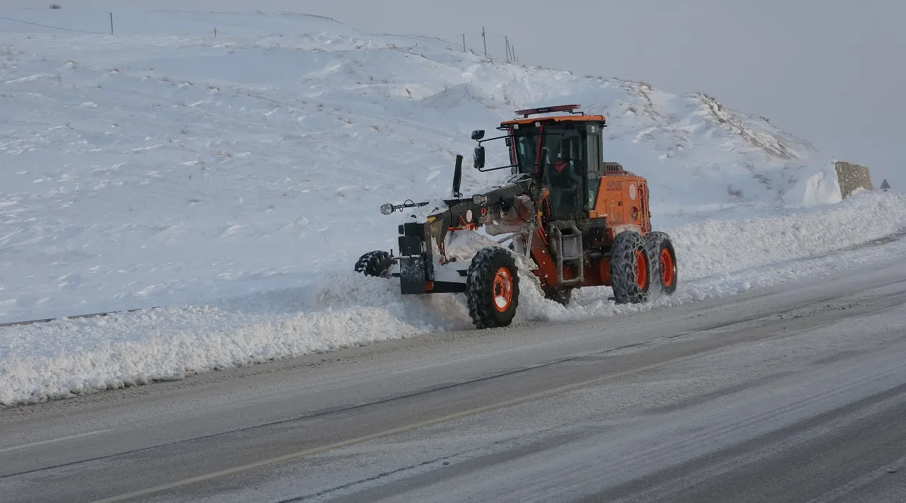 Vanda kar hayatı durdurdu! 594 yerleşim yolu kapandı, okullar tatil edildi