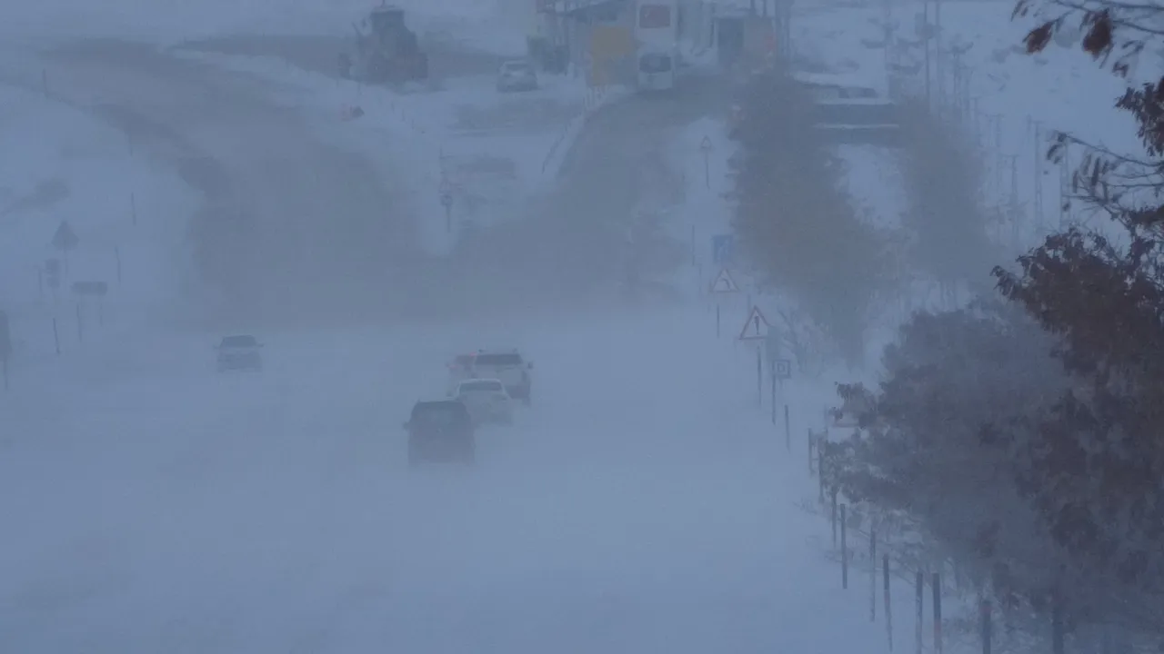 Vanda kar hayatı durdurdu! 594 yerleşim yolu kapandı, okullar tatil edildi