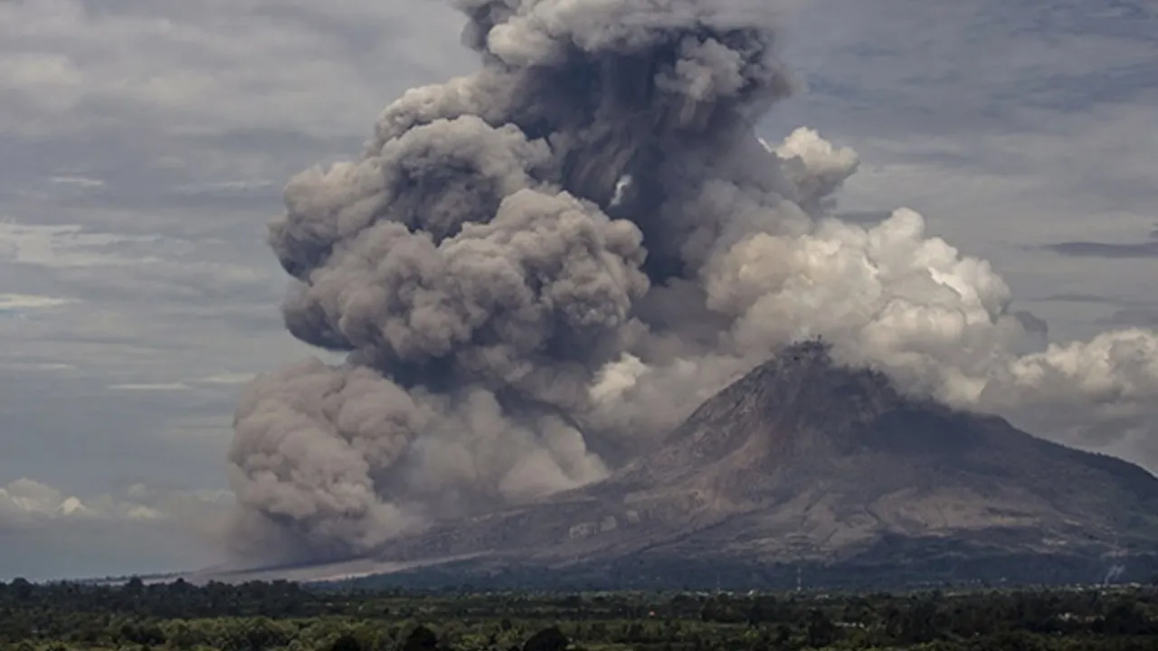 Aso Yanardağı'nın çevresinde uçan helikopter kayboldu