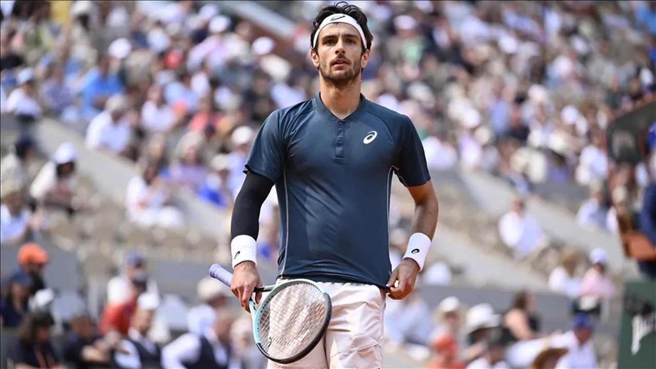 5 numaralı seribaşı Lorenzo Musetti, maçta 2-1 öndeyken Belçikalı Raphael Collignon'un 4. sette sahadan çekilmesiyle ikinci tura kaldı