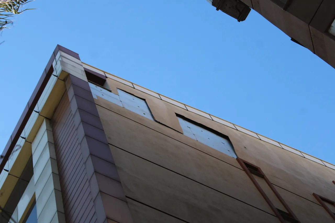 Aydın’da yürekleri ağza getiren olay! Binanın sökülen cephesi kaldırıma düştü