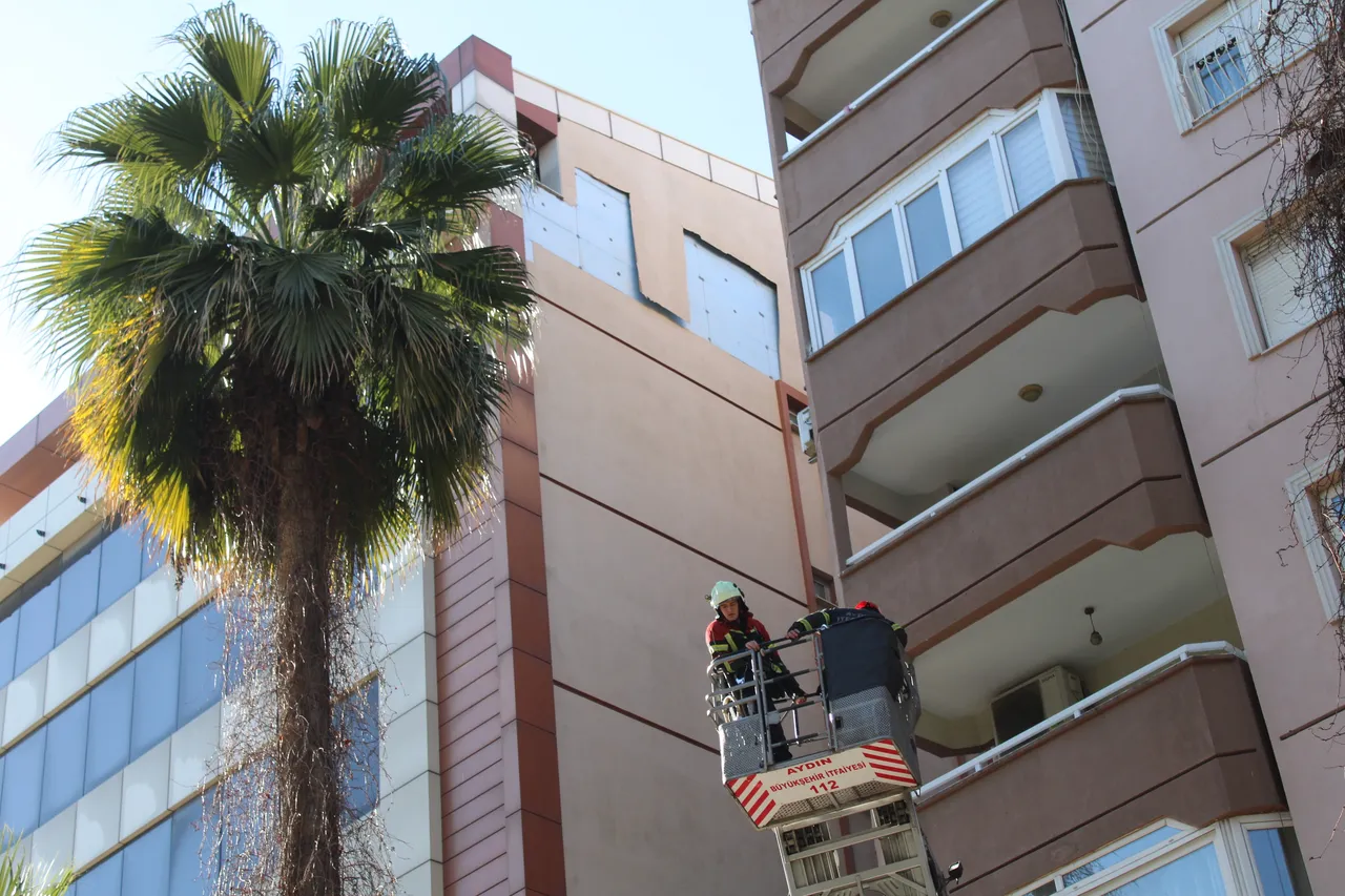 Aydın’da yürekleri ağza getiren olay! Binanın sökülen cephesi kaldırıma düştü