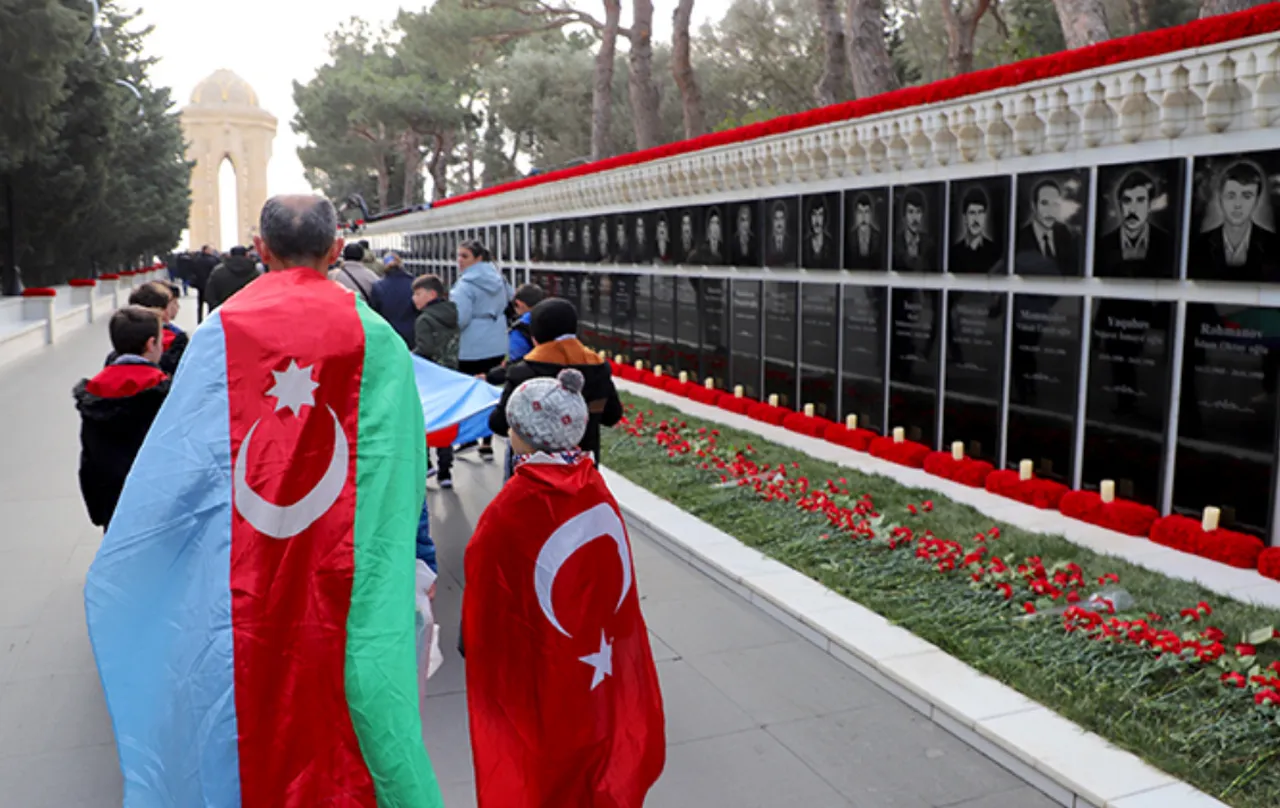 Azerbaycan’da bayraklar yarıya indirildi