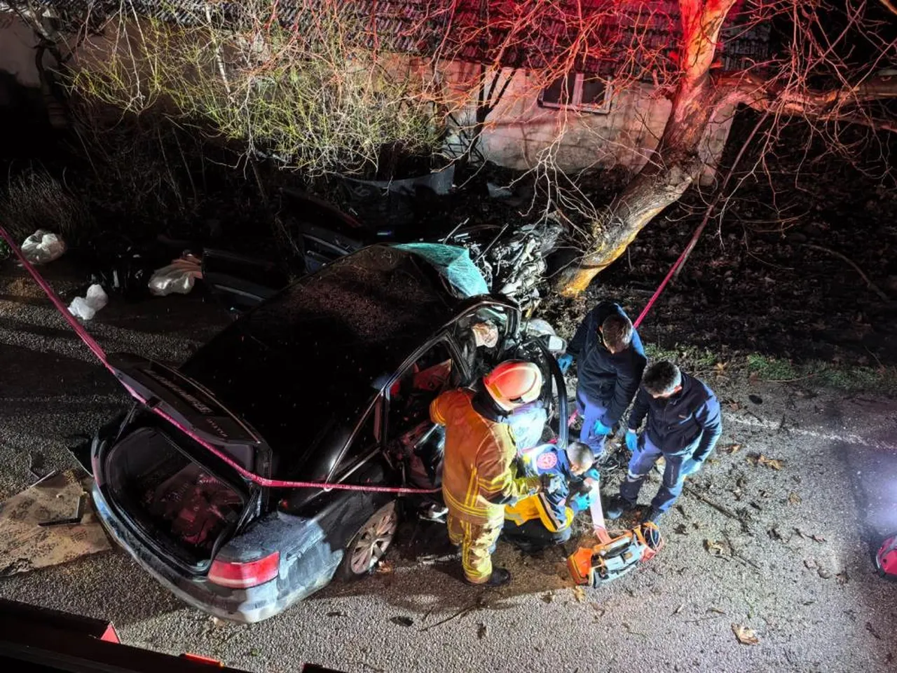 Bursa'da feci kaza! Araba ağaca çarptı, 2 genç kız canından oldu