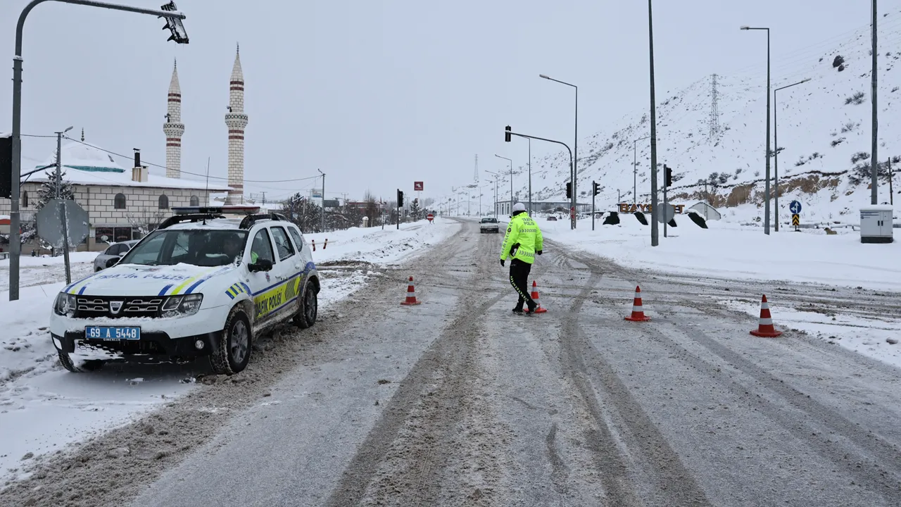 Çığ düştü: Karadeniz'i Doğu Anadolu'ya bağlayan Bayburt-Erzurum kara yolu kapandı!