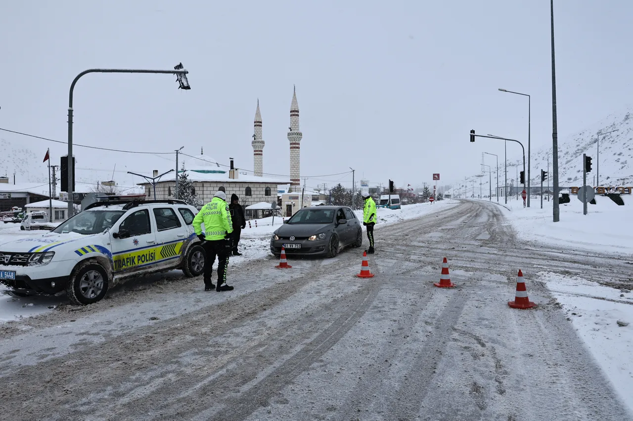 Çığ düştü: Karadeniz'i Doğu Anadolu'ya bağlayan Bayburt-Erzurum kara yolu kapandı!