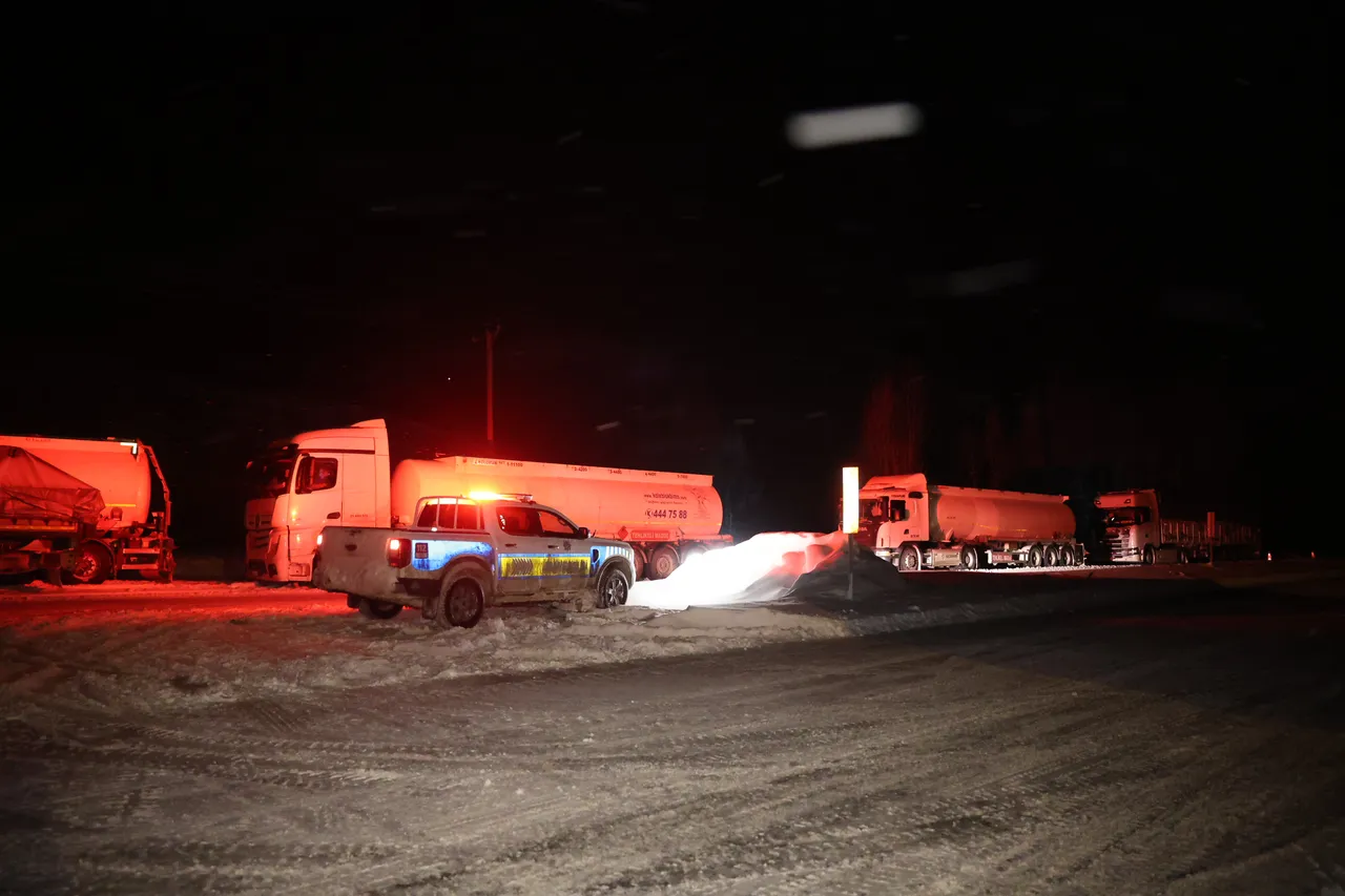 Çığ düştü: Karadeniz'i Doğu Anadolu'ya bağlayan Bayburt-Erzurum kara yolu kapandı!