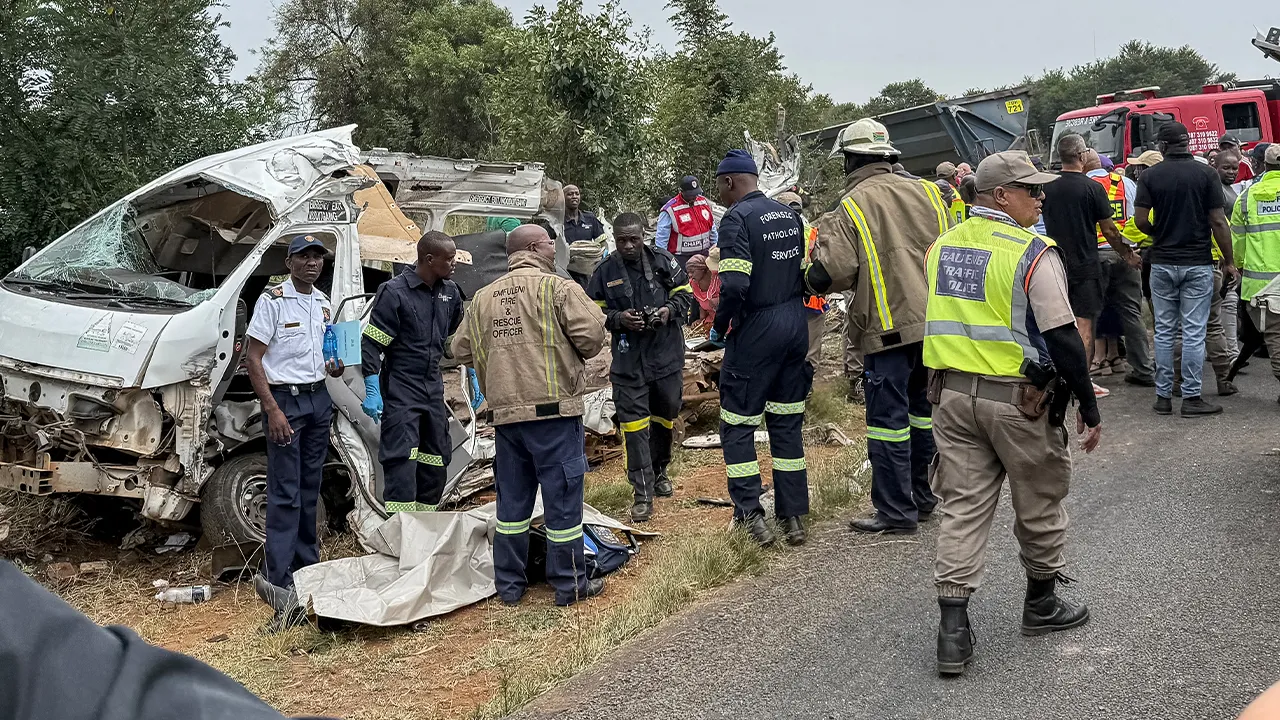 Güney Afrika'da okul servisi ile kamyon çarpıştı: 14 öğrenci öldü