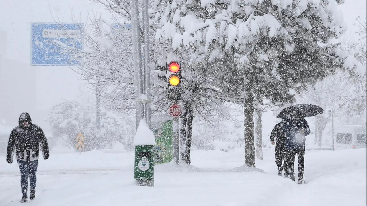 Havalar ne zaman ısınacak? Meteoroloji'den yoğun kar yağışı uyarısı geldi!