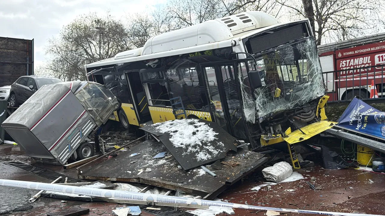 İstanbul Esenler'de İETT otobüsü, otoparka daldı!