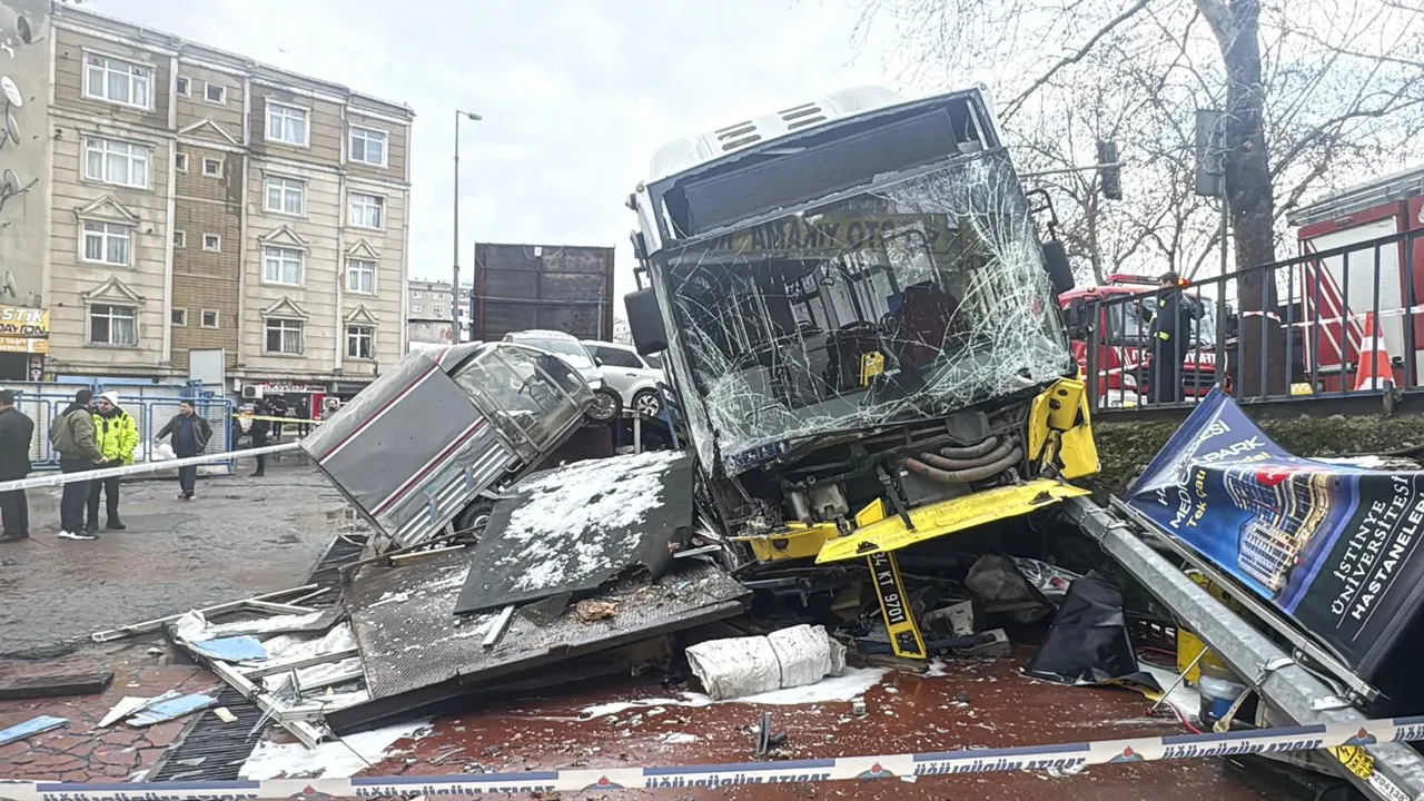 İstanbul Esenler'de İETT otobüsü, otoparka daldı!