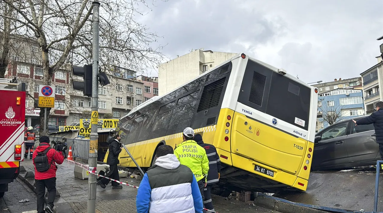İstanbul Esenler'de İETT otobüsü, otoparka daldı!