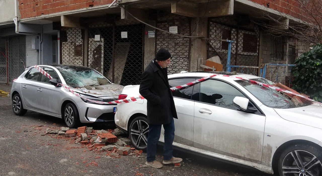 İstanbul'da balkon çöktü, araçlar zarar gördü