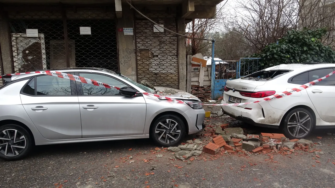 İstanbulda balkon çöktü, araçlar zarar gördü
