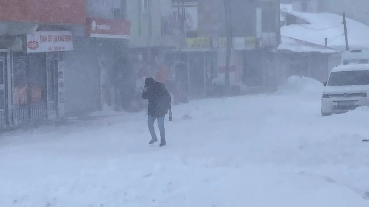 Kart fırtınası fena vurdu! Esnaf kepenk açamıyor, uzmanlar uyarıyor 'henüz bitmedi'