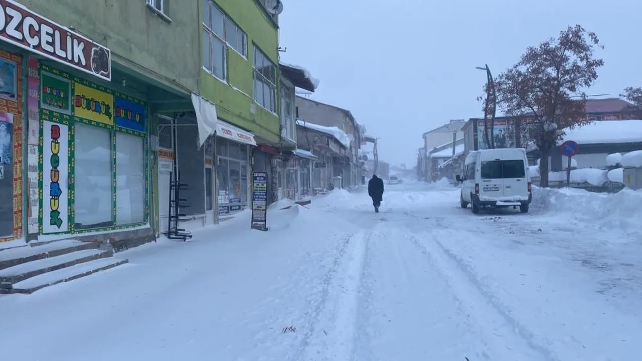 Kart fırtınası fena vurdu! Esnaf kepenk açamıyor, uzmanlar uyarıyor 'henüz bitmedi'