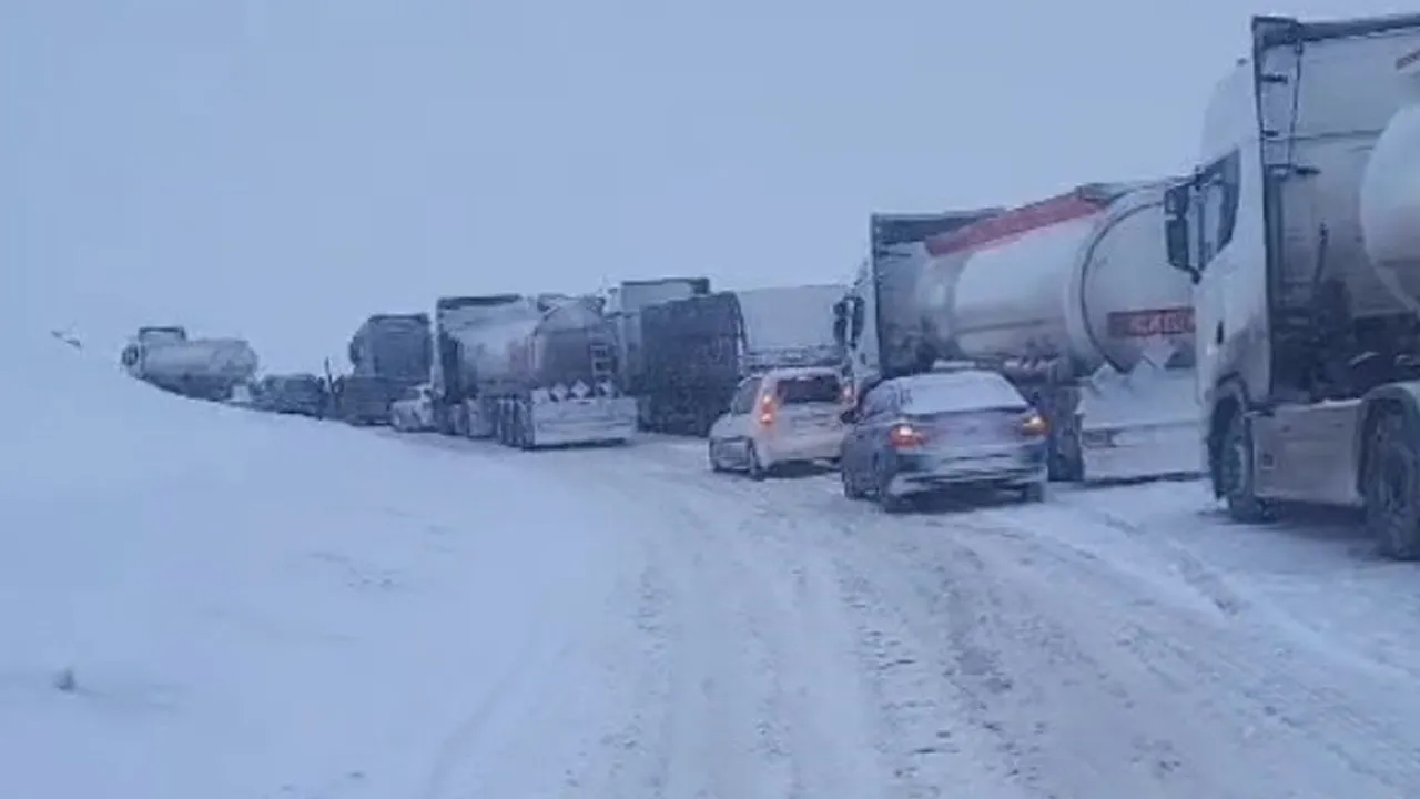 ONLARCA ARAÇ MAHSUR KALDI