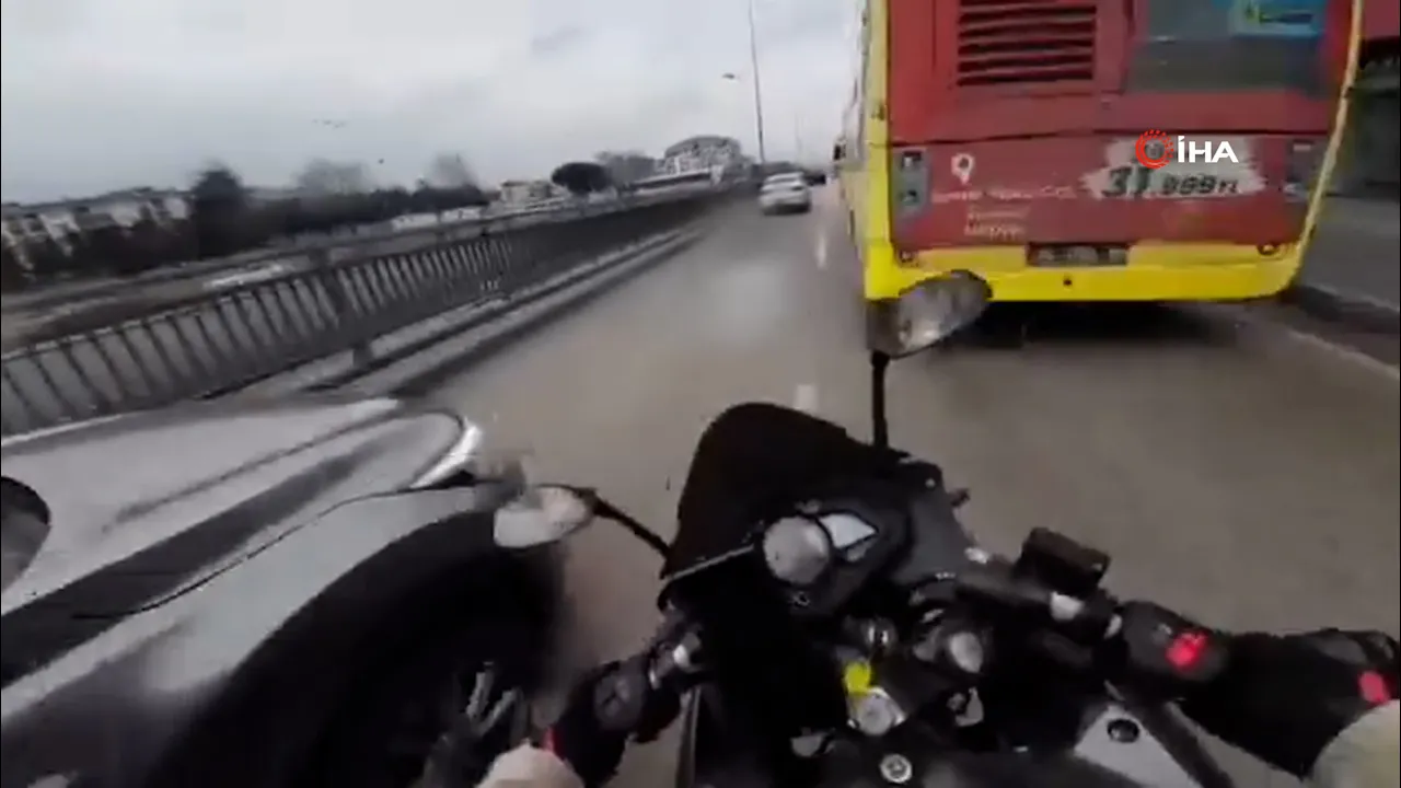 Motosiklet sürücüsünün ölümden döndüğü anlar kemerada!