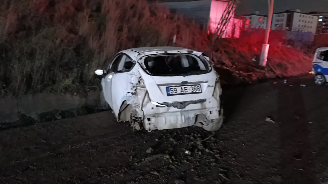 Park halindeki polis aracına çarptılar! 2 kişi yaralandı