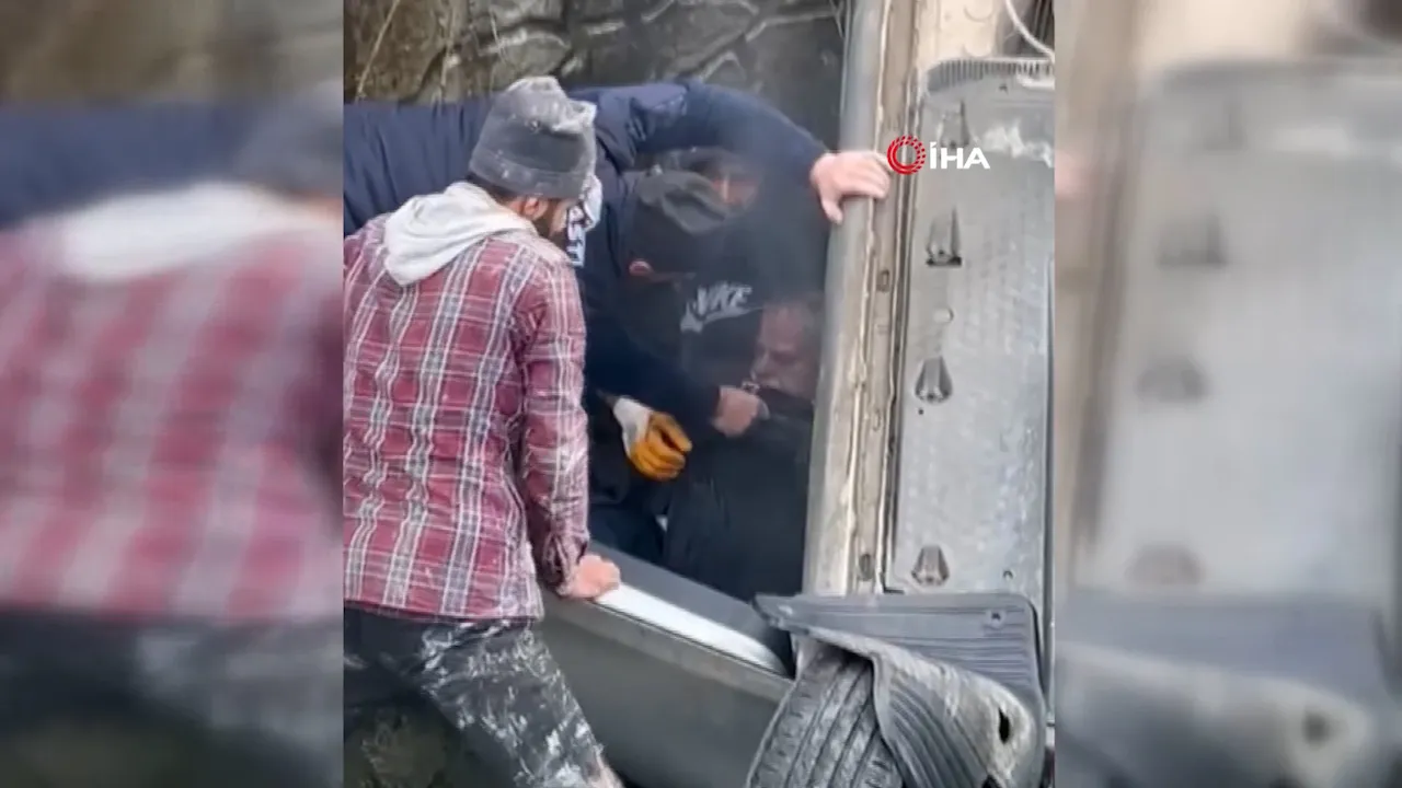 Sakarya'da yağış kazayı beraberinde getirdi! Otomobil su kanalına uçup ters döndü