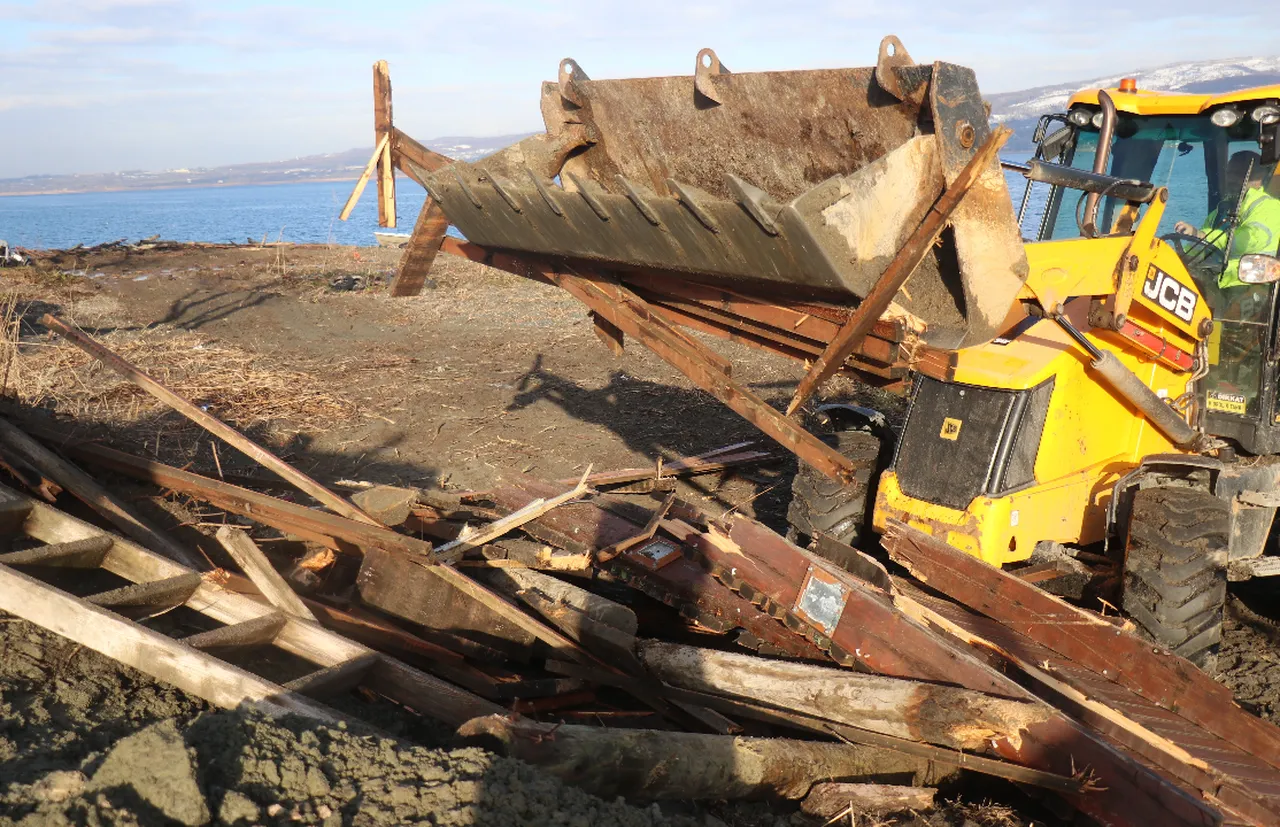Sapanca Gölü çevresinde kaçak yapıların yıkımına başlandı